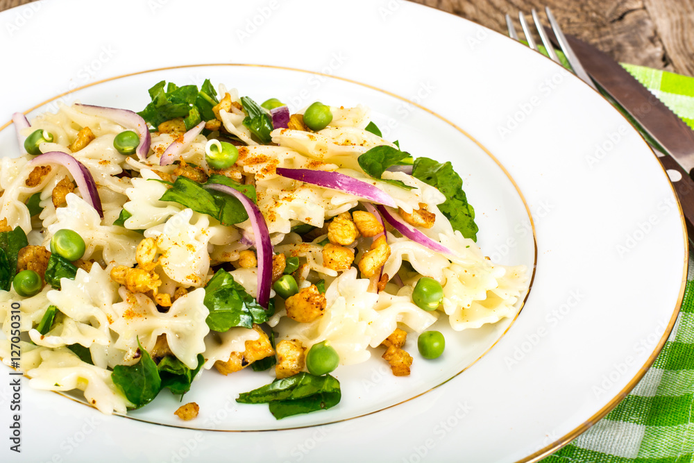 Pasta Salad with Arugula, Chicken and Red Onion