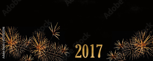 2017 écrit sur fond noir avec feu d'artifice doré