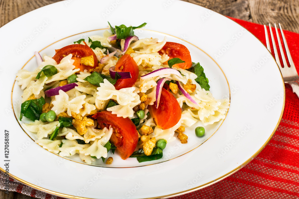 Pasta Salad with Arugula, Chicken, Peas, Onion and Tomato