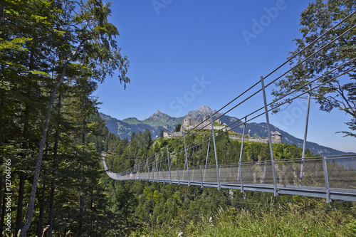 Hängebrücke mit Burgruine Ehrenberg bei Reutte, Österreich.