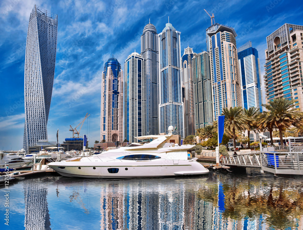 Naklejka premium Dubai Marina z łodziami w Dubaju, Zjednoczone Emiraty Arabskie, Bliski Wschód