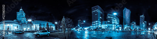 Obraz na płótnie Nocna panorama Warszawy z epoką radziecką Pałac Kultury i nauki oraz nowoczesne drapacze chmur. Panoramiczny montaż 360 stopni z 20 obrazów