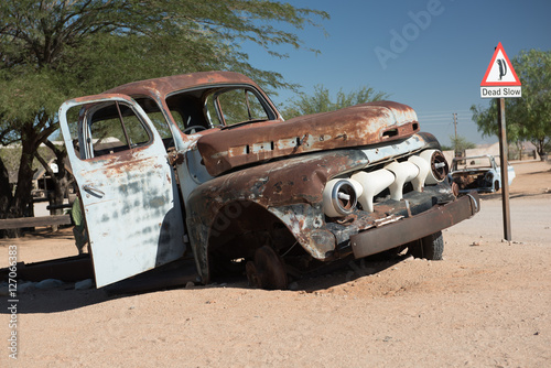 Fototapeta Naklejka Na Ścianę i Meble -  Autowrack am Rande der Wüste, Solitaire, Khomas, Namibia