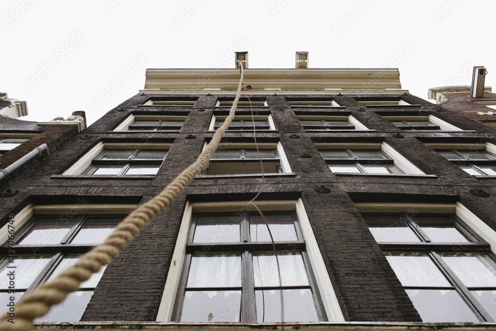 moving rope hangs from the top of a building in amsterdam StockFoto