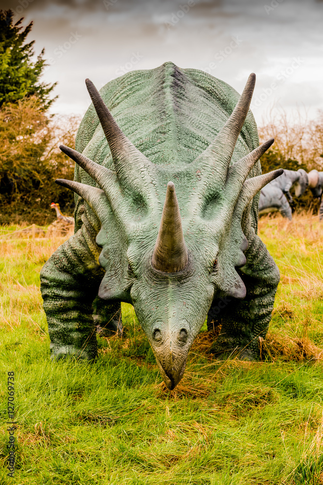 Obraz premium park dinozaurów z modelami