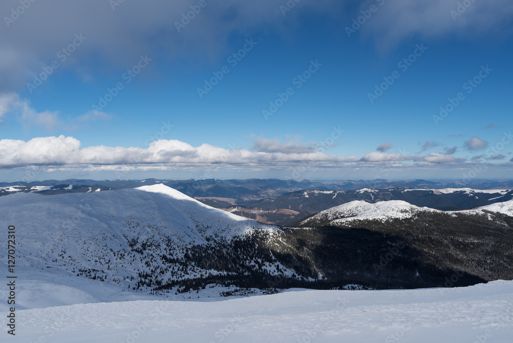 Obraz premium Winter landscape with mountain range