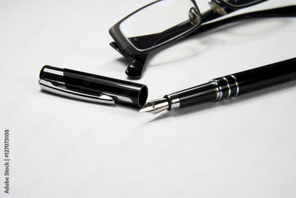 Ein Füllfederhalter und eine Lesebrille