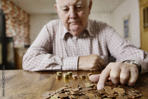 Senior zählt sein Kleingeld, Altersarmut