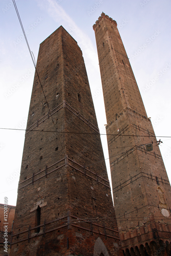 Les tours jumelles en brique au centre de Bologne, Italie