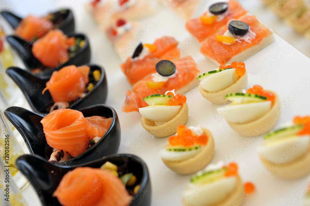 Aperitivo - piccole porzioni - salmone - sfiziosi Aperitivo - piccole porzioni - salmone - sfiziosi