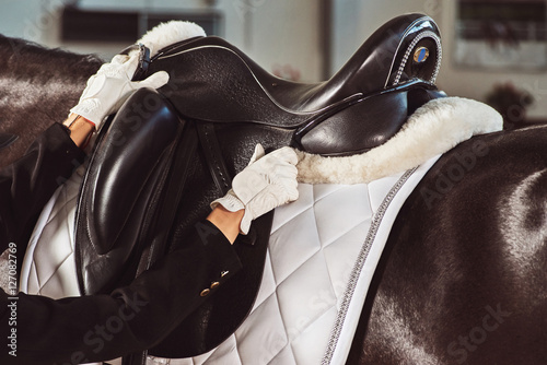 Foto woman jockey with his horse