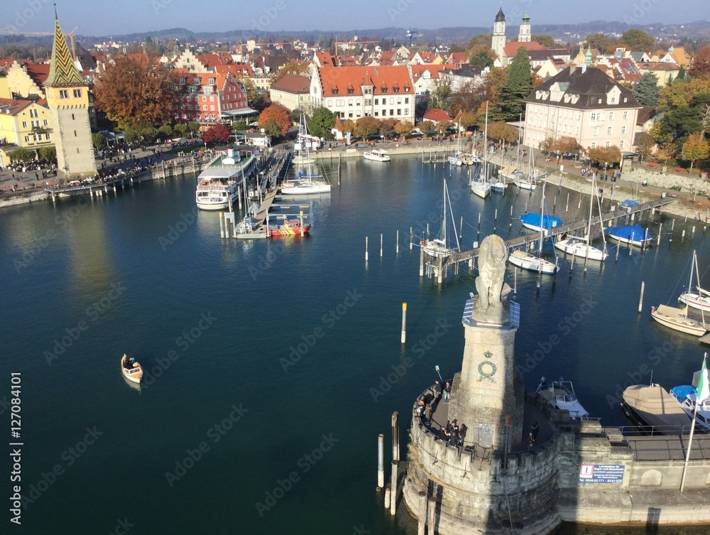 Lindau am Bodensee / Blick vom Lindauer Leuchtturm über Hafen und Stadt