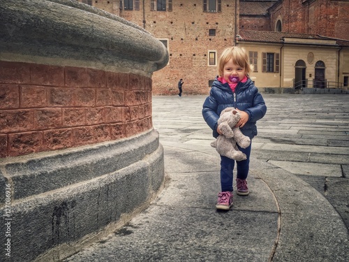 bambina passeggia sulla piazza