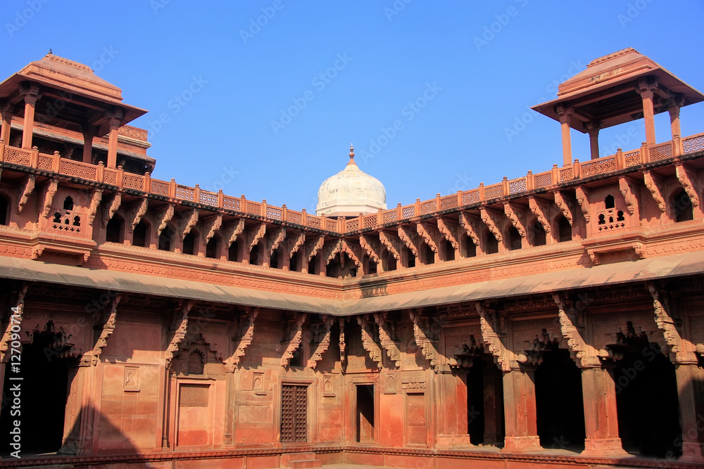 Obraz premium Courtyard of Jahangiri Mahal in Agra Fort, Uttar Pradesh, India