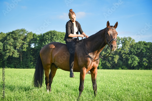 Junge Frau reitet ohne Sattel auf einem Pferd © Countrypixel