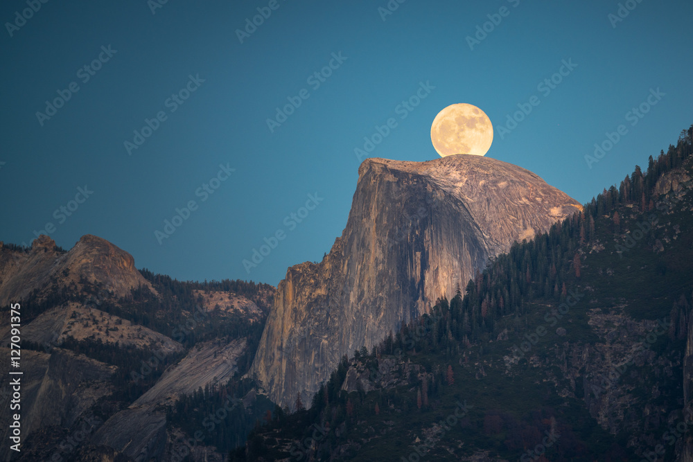 Fototapeta premium Supermoon rise over the Half Dome in Yosemite