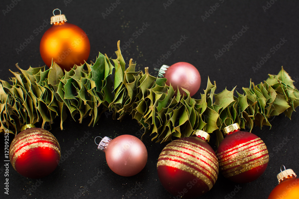 Bunte Christbaumkugeln und grüne Blätter StockFoto Adobe Stock