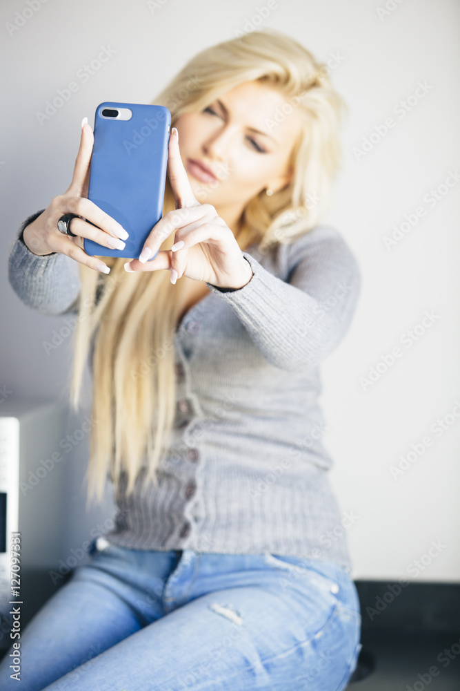 Naklejka premium Beautiful woman posing for a self portrait