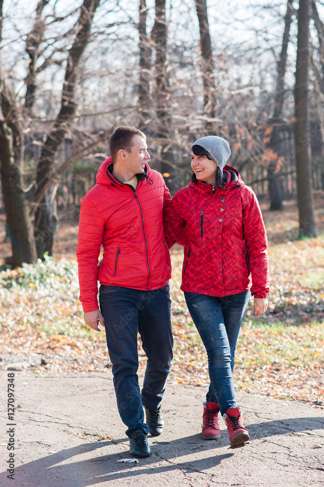 Obraz premium Lovers strolling in the Park