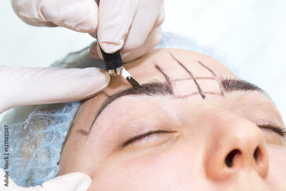 Mikrobleyding eyebrows workflow in a beauty salon Mikrobleyding eyebrows workflow in a beauty salon