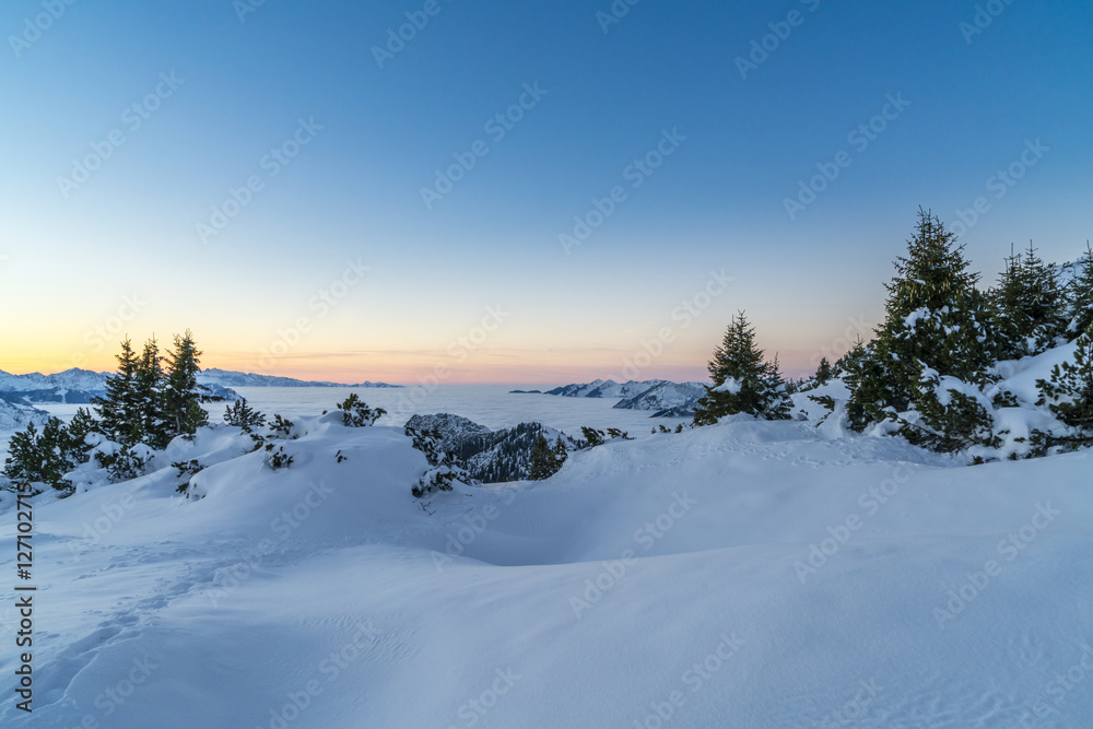 Verschneite Winterlandschaft am Abend