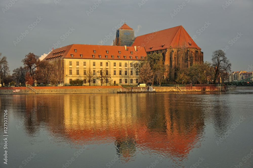 Obraz premium Zabytkowe gmachu w porannym świetle