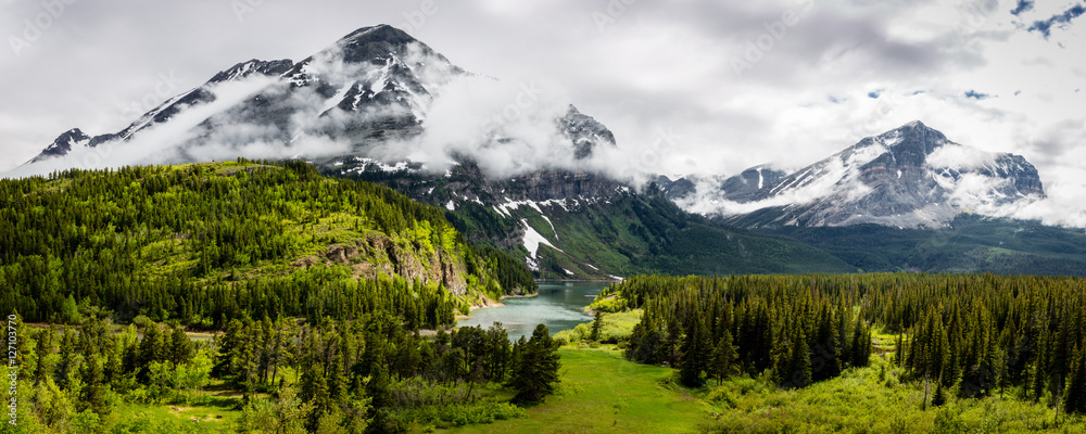 Fototapeta "Glacier Rain 2" Wschodnie wejście do Parku Narodowego Glacier w północno-zachodniej Montanie jest majestatyczne.