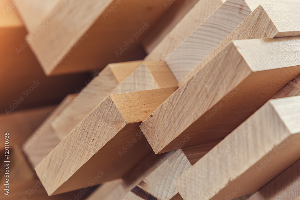 Obraz premium Drewniany materiał budowlany do drewna i tła. ścieśniać. Stos drewnianych barów. mała głębia ostrości
