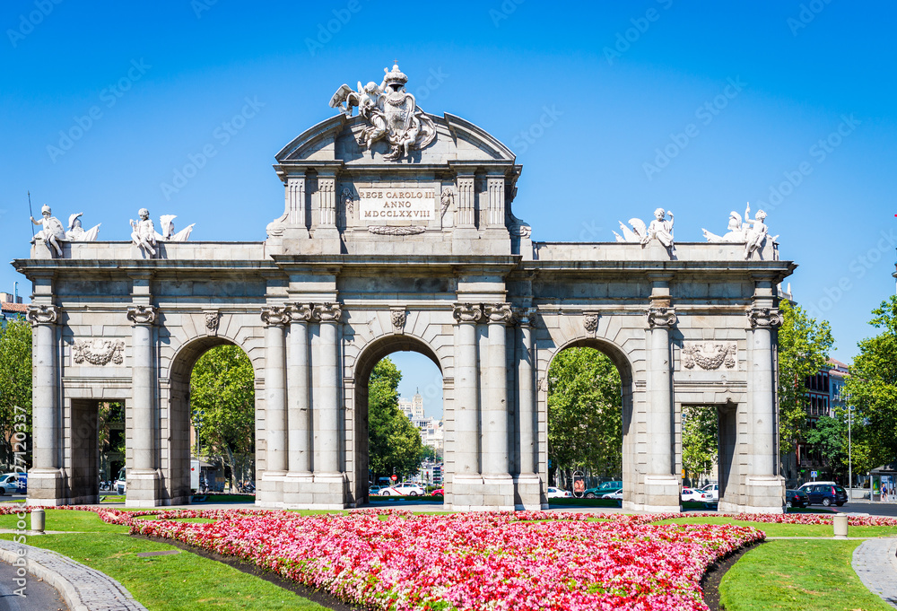 Obraz premium Alcala Gate (Puerta de Alcala) - Monument in the Independence Square in Madrid, Spain