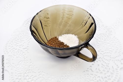 Кофе и сахар в черной чашке на белой салфетке