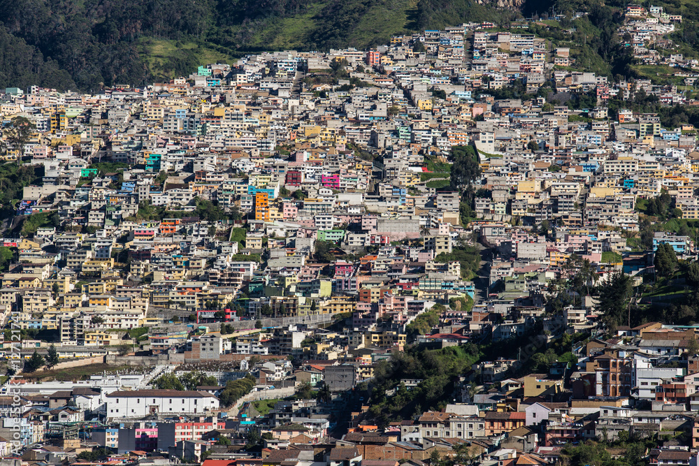Buntes Viertel am Fuße des Pichinchas; Quito, Ecuador