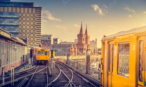 Naklejka na ścianę Berlin trenuje z Oberbaum mostem przy zmierzchem, Friedrichshain-Kreuzberg, Niemcy