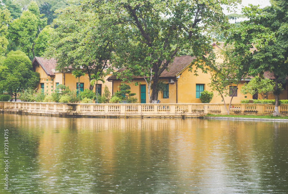 Obraz premium Yellow House.