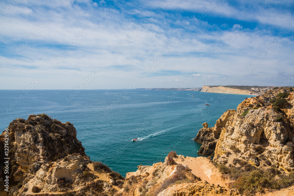 Portugal, Lagos 海岸の絶景　/ Portugal 最南端地方の町Lagos の海岸より眺める大西洋とSagres に続く海岸線を望む。