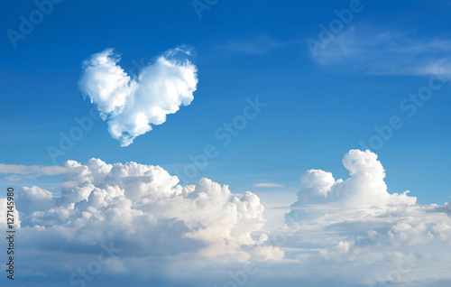 Fototapeta romantyczny Heart Cloud streszczenie błękitne niebo i chmura natura backgrou