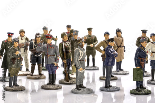 Оловянные солдатики в форме времён Второй мировой войны на белом фоне
