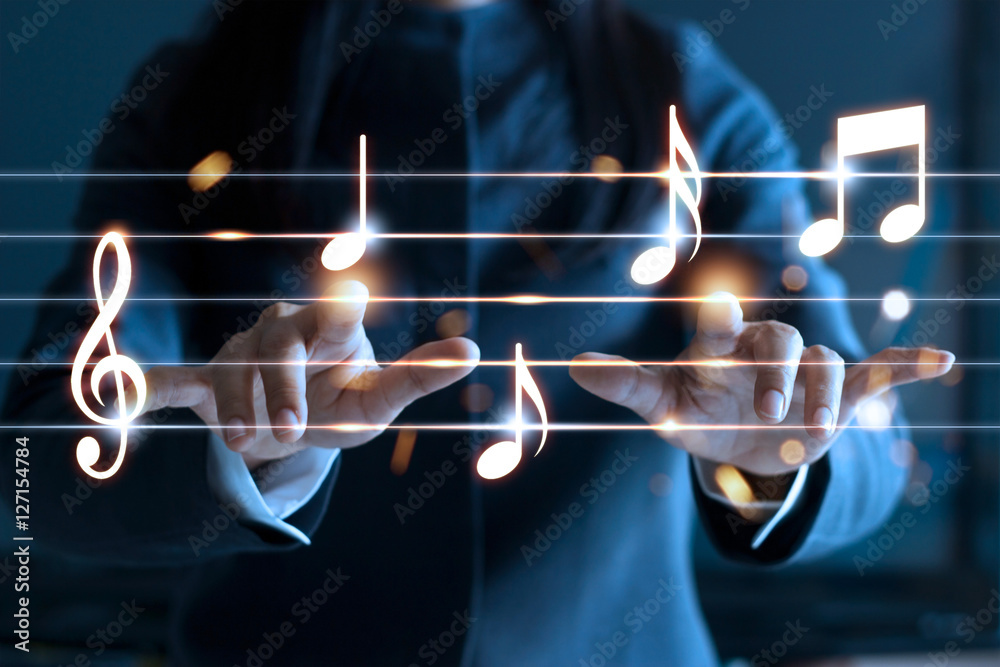 Naklejka premium Kobiet ręki bawić się muzyk notatki na ciemnym tle, muzyczny pojęcie