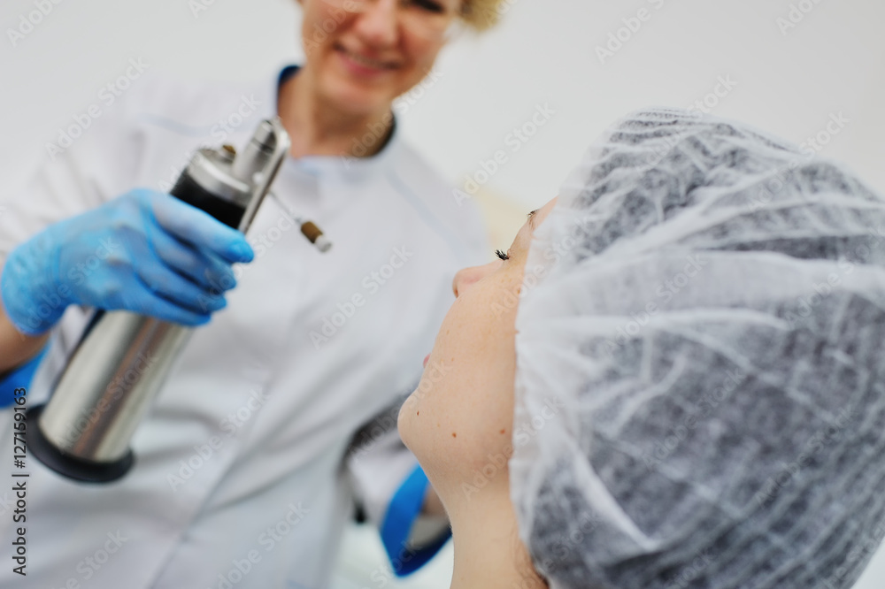 Doctor makes the patient Cryomassage Doctor makes the patient Cryomassage