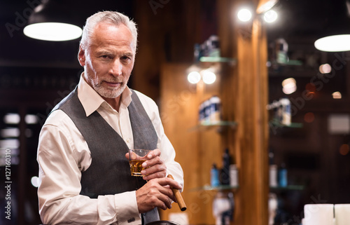 Quadro em tela Senior gentleman with glass and cigar