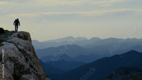 sıradağlarda keşif için adımlayan dağcı © emerald_media