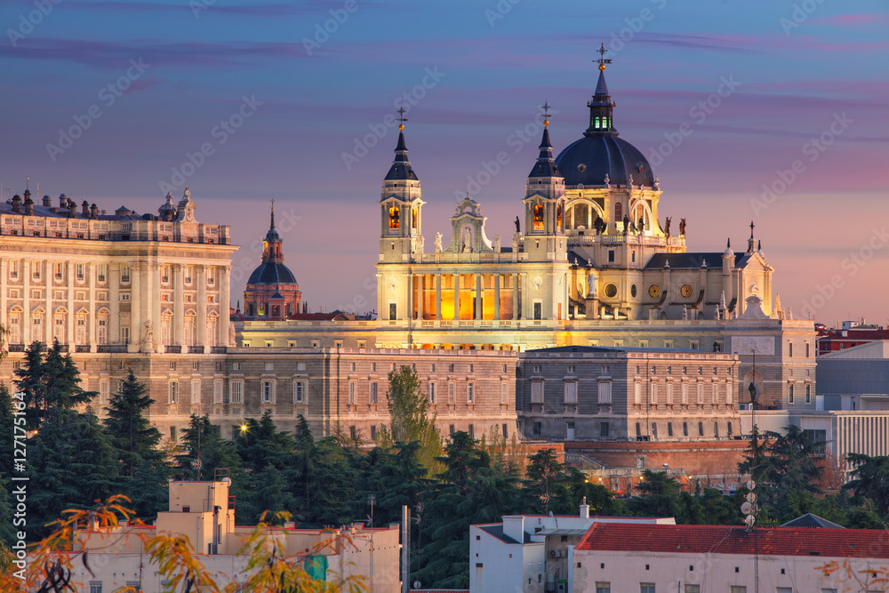 Obraz premium Madryt. Wizerunek Madryt linia horyzontu z Santa Maria losu angeles Real de Los Angeles Almudena katedrą i Royal Palace podczas zmierzchu.