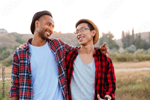 Fotomural Two cheerful asian and african american young friends