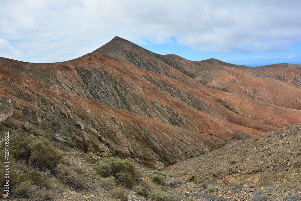 Paysage de montagnes plissées et désertiques sur Fuerteventura