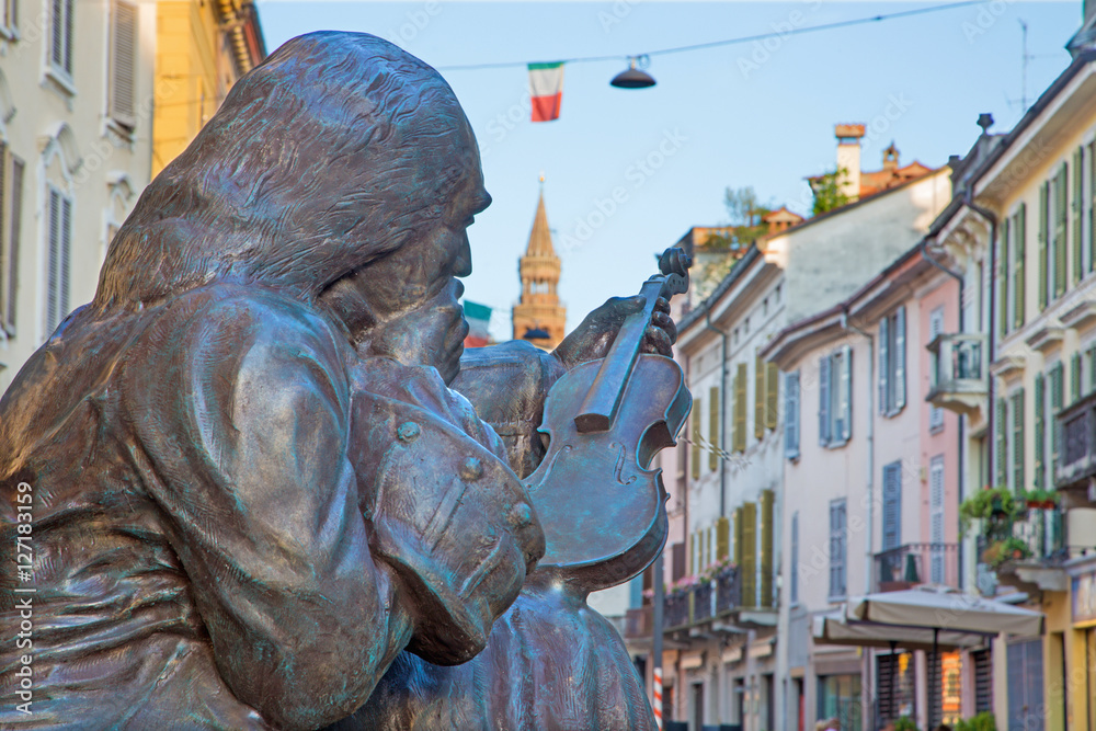 CREMONA, ITALY - MAY 24, 2016: The detail of bronze statue of Antonio Stradivari in front of his birth house by unknown artist of 21. cent. - obrazy, fototapety, plakaty 