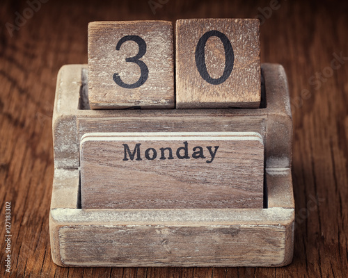 Obraz na plátne Grunge calendar showing Monday the thirtieth on wood background