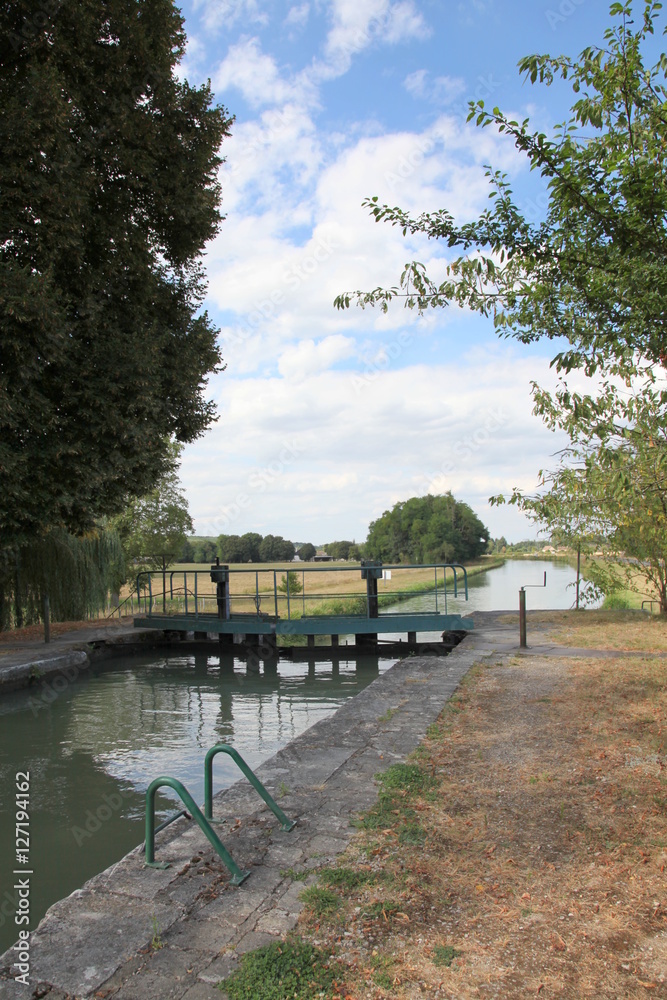 Ecluse sur le canal latéral de la Loire.