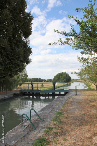 Ecluse sur le canal latéral de la Loire.