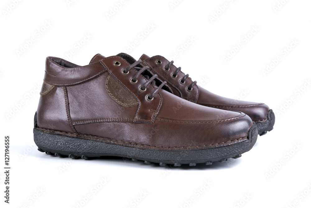 botim masculino em pele em fundo branco botim masculino em pele em fundo branco