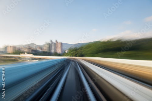 Prędkość ruchu w tunelu drogowego autostrady miejskiej