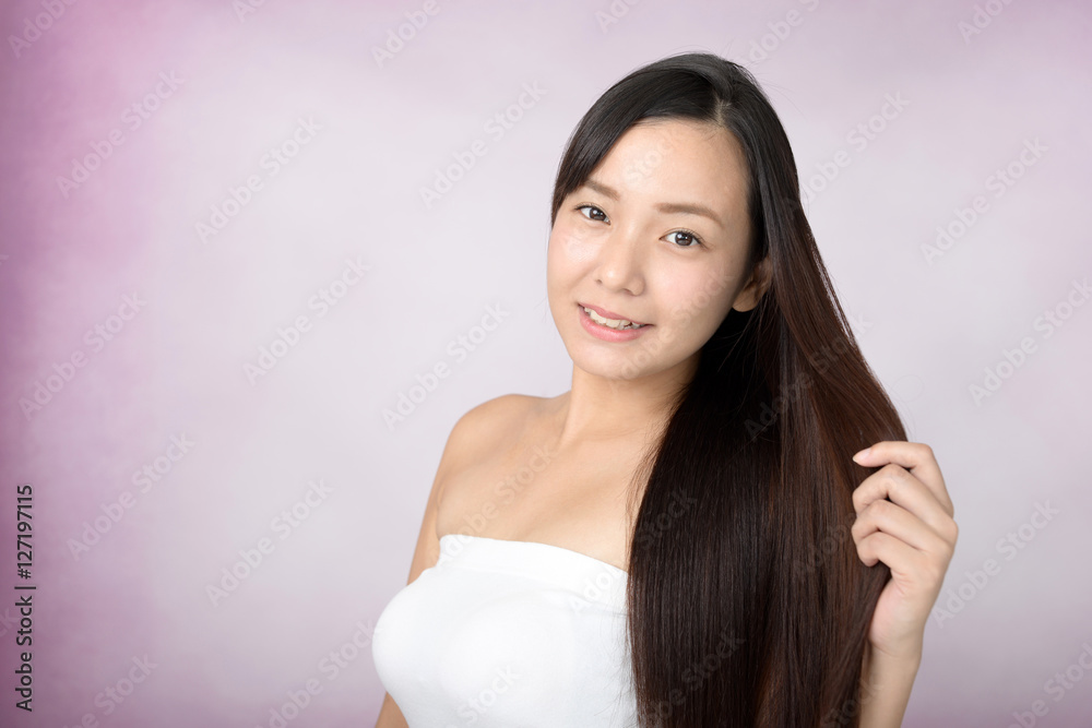 ヘアケアをする女性 ヘアケアをする女性